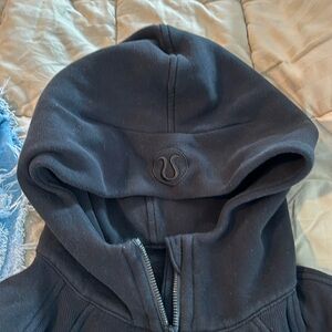 Cropped hoodie by Lulu.